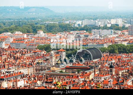 Luftbild mit Blick auf das Stadtzentrum von Lyon mit orangefarbenen Dächern und Wolkenkratzern Stockfoto