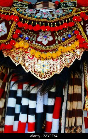 Details zur Tracht von Barong im hindutempel in Balli-Indonesien Stockfoto