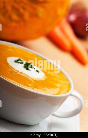 Kürbissuppe in einer weißen Schüssel Stockfoto
