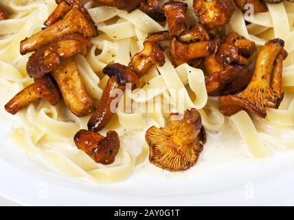 frische Pfifferlinge mit tagliatelle Stockfoto