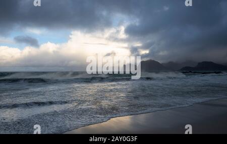 Wellen am Strand, Lofoten, Nordland, Norwegen Stockfoto