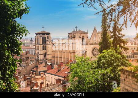 Blick auf das Stadtbild der Kathedrale von Lyon Jean Baptiste am heißen Sommertag. Das wichtigste Reise- und Touristenziel der Stadt. Stockfoto