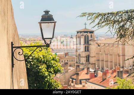 Blick auf das Stadtbild der Kathedrale von Lyon Jean Baptiste am heißen Sommertag. Das wichtigste Reise- und Touristenziel der Stadt. Stockfoto