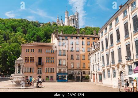 Juli 2019, Lyon, Frankreich: Saint Jean Square und Kathedrale Notre Dame Stockfoto