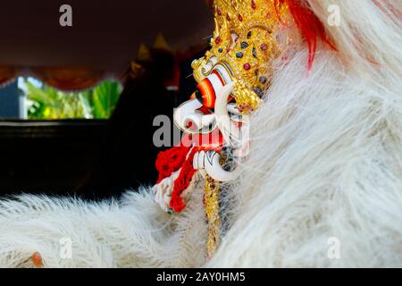 Aus Holz geschnitzte Maske von Barong, die für Feierlichkeiten im hindutempel in Balli-Indonesien verwendet wird Stockfoto