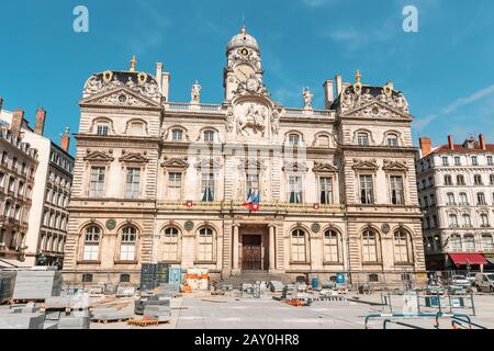 Juli 2019, Lyon, Frankreich: Historisches Gebäude des Rathauses von Lyon als Verwaltungs- und Kulturstandort bei großen Reparaturarbeiten am Stadtplatz Stockfoto