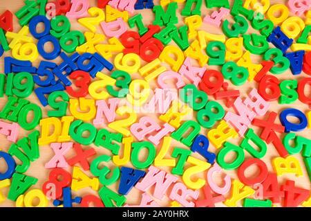 Kinder-Buchstaben und Ziffern auf dem Tisch Stockfoto