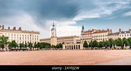 23. Juli 2019, Lyon, Frankreich: Panoramaaussicht auf das berühmte Touristendenkmal - Bellecour Platz in Lyon Stockfoto