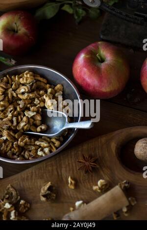 Schüssel mit Walnüssen und Äpfeln Stockfoto
