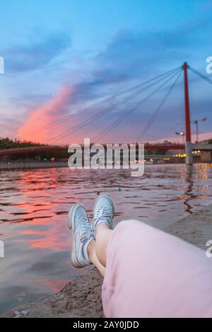 Stadtbild der Stadt Lyon bei Sonnenuntergang mit roter Fußgängerbrücke, die zum Courthouse Palais de Justice über den Fluss Saone führt Stockfoto