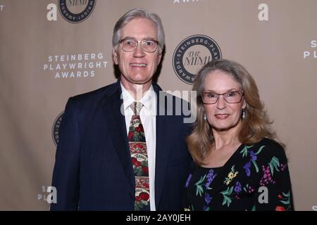 In der Lobby des Vivian Beaumont Theatre - Arrivals werden die Preise Für Steinberg Spielleute 2019 von Harold Und Mimi Steinberg Charitable Trust veranstaltet. Mit: Gäste Wo: New York, New York, Vereinigte Staaten Wann: 13. Januar 2020 Kredit: Joseph Marzullo/WENN.com Stockfoto