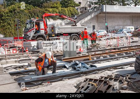 Juli 2019, Lyon, Frankreich: Bauarbeiter Befestigen und installieren Schienen für die Hochgeschwindigkeitsstrecke der Straßenbahn Stockfoto