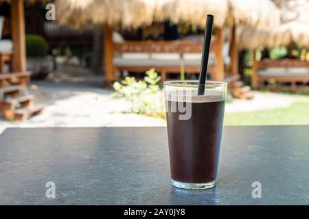 Cuba Libre Cocktail an einer Bar-Theke, Bulgarien Stockfoto