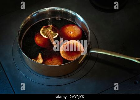 Glühwein in einem Topf Stockfoto