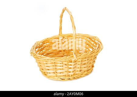 Geflochtenen Korb auf dem weißen Hintergrund isoliert Stockfoto