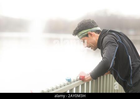 Müde Jogger stehen draußen und machen eine Pause, Deutschland Stockfoto