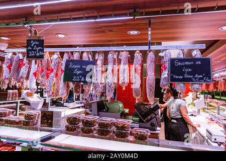 Juli 2019, Lyon, Frankreich: Französische Saucisson-Würstchen auf dem lokalen Markt in Lyon zum Verkauf Stockfoto