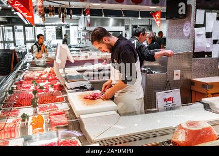 Juli 2019, Lyon, Frankreich: Gefrorenes und kaltes Fleisch zum Verkauf in einer Metzgerei auf dem französischen Markt Stockfoto