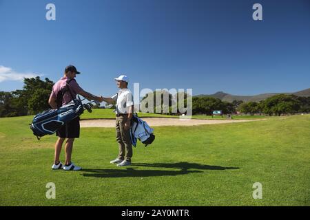 Golfspieler schütteln sich gegenseitig die Hände Stockfoto