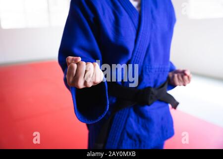 Judoka steht vor der Kamera Stockfoto