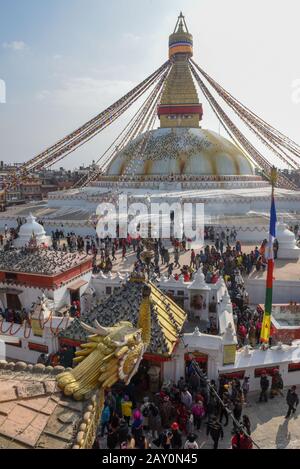 Kathmandu, Nepal - 25. Januar 2020: Menschen, die vor Boudhanath-Stupa in Kathmandu auf Nepal spazieren Stockfoto