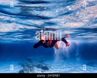 Frau, die im Meer schnorchelt und ein o.k. Schild macht, Griechenland Stockfoto