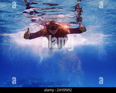 Frau, die im Meer schnorchelt, mit dem Daumen nach oben, Griechenland Stockfoto