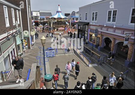 Touristen auf Pier 39, Fishermans Wharf, Touristenzentrum, Stockfoto