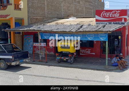 Eine kleine Bar oder Bodega auf der Seite der Straße in der kleinen Fischerstadt La Cruz an der Küste von Nord-West Peru. Stockfoto