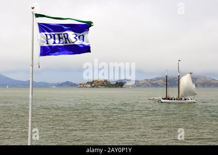 Flagge von Pier 39 und historisches segelboot in San Francisc Stockfoto