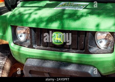 Juli 2019, Lyon, Frankreich: John Deere-Markenlogo auf einem Pickup-Truck Stockfoto