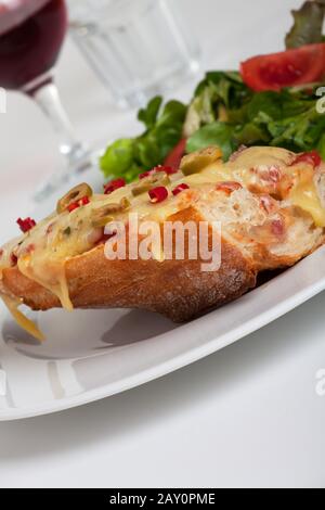 Nahansicht eines Backkäsebaguettes Stockfoto