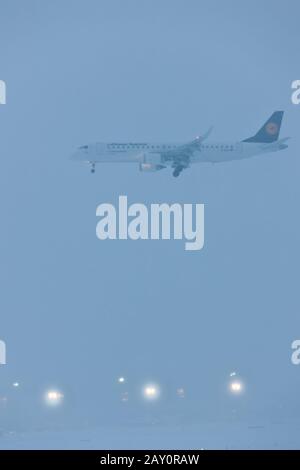 Ein Lufthansa-Flugzeug landet auf dem Frankfurter Flughafen bei schwerem Schnee Stockfoto