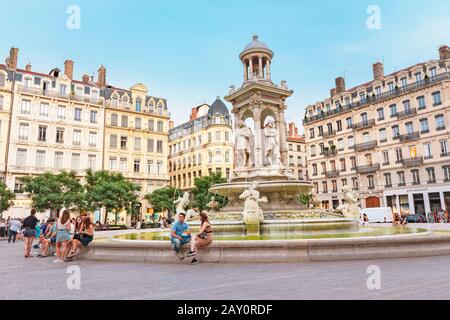 Juli 2019, Lyon, Frankreich: Brunnen am Jakobinplatz mit entspannenden Menschen und Touristen Stockfoto