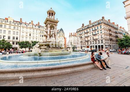 Juli 2019, Lyon, Frankreich: Brunnen am Jakobinplatz mit entspannenden Menschen und Touristen Stockfoto