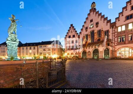 Römerberg mit Justizbrunnen oder Justizbrunnen Stockfoto