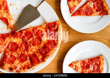 Pfefferoni Pizza Scheiben auf Teller Stockfoto
