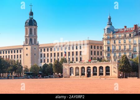 Juli 2019, Lyon, Frankreich: Panoramaaussicht auf den Bellecour Platz und den Charity Tower Stockfoto