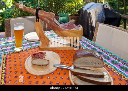 Spanischer Serrano Schinken in Scheiben Stockfoto