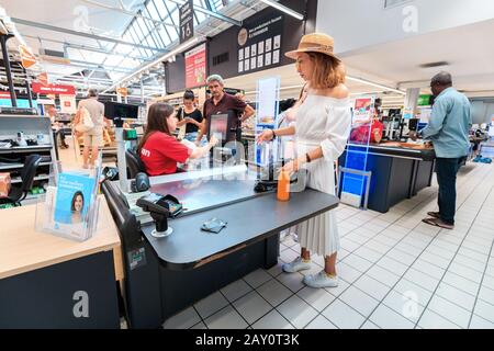 24. Juli 2019, Lyon, Frankreich: Leute, die in der Reihe zur Kasse im Auchan-Supermarkt stehen Stockfoto