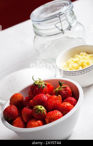 Zutaten für Rhabarber und Erdbeermarmelade Stockfoto