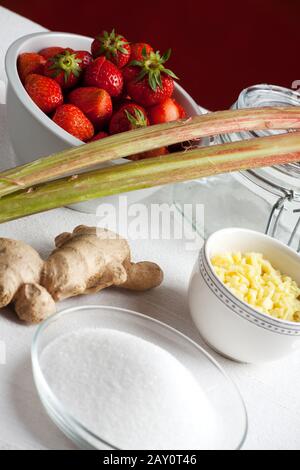 Zutaten für Rhabarber Erdbeermarmelade Stockfoto