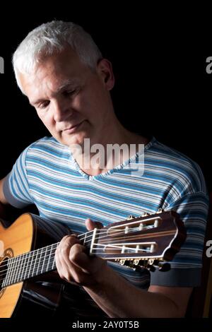Klassischer Gitarrist auf Schwarz Stockfoto