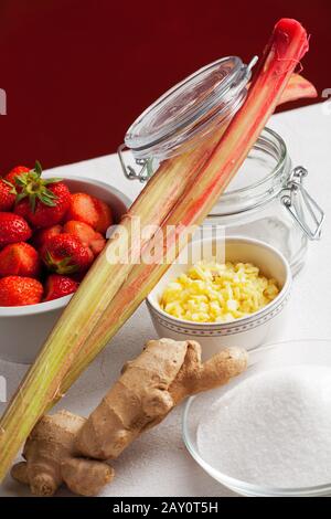 Zutaten für Rhabarber und Erdbeermarmelade Stockfoto