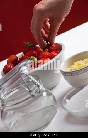 Zutaten für Rhabarber und Erdbeermarmelade Stockfoto