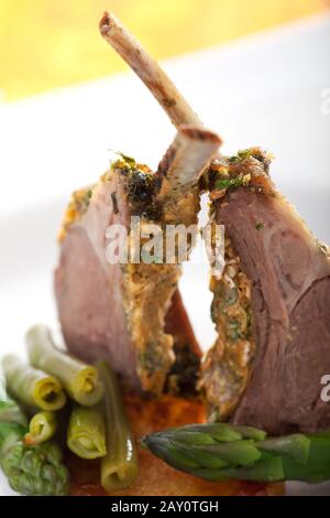 Nahaufnahme von gegrillten Lammkoteletts Stockfoto