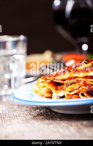 Lasagne auf blauem Teller Stockfoto