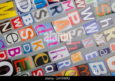Geschnittenen Buchstaben aus Zeitungen und Zeitschriften Stockfoto