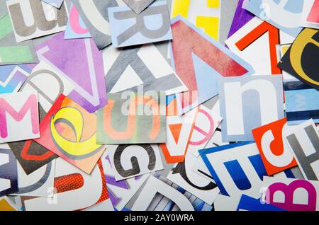 Zeitungsausschnitte mit verschiedenen Buchstaben Stockfoto