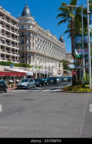 Die Croisette mit dem Promminenetncafé le Festival und dem Luxushotel Carlton Stockfoto